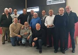 Los exconductores que se citaron en Mota del Marqués. El alcalde de la localiadd, Gerardo Hernández, en el centro.