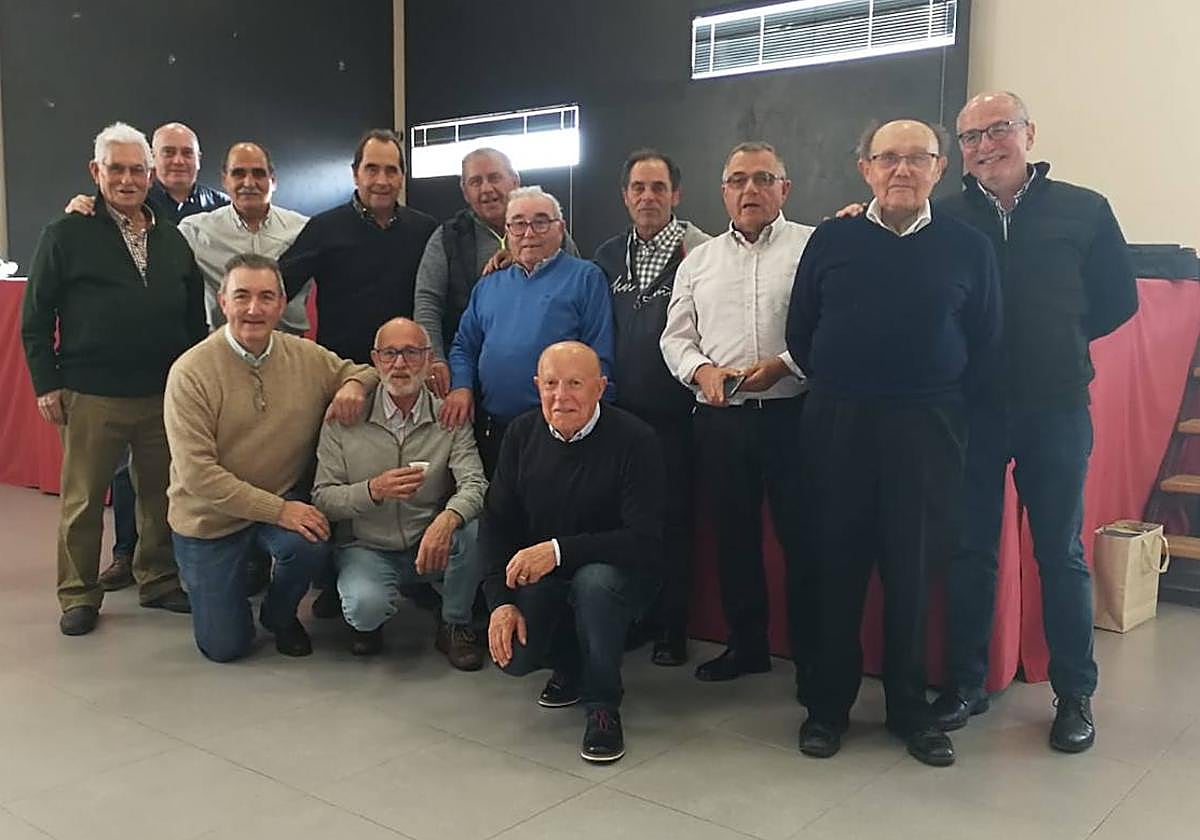 Los exconductores que se citaron en Mota del Marqués. El alcalde de la localiadd, Gerardo Hernández, en el centro.