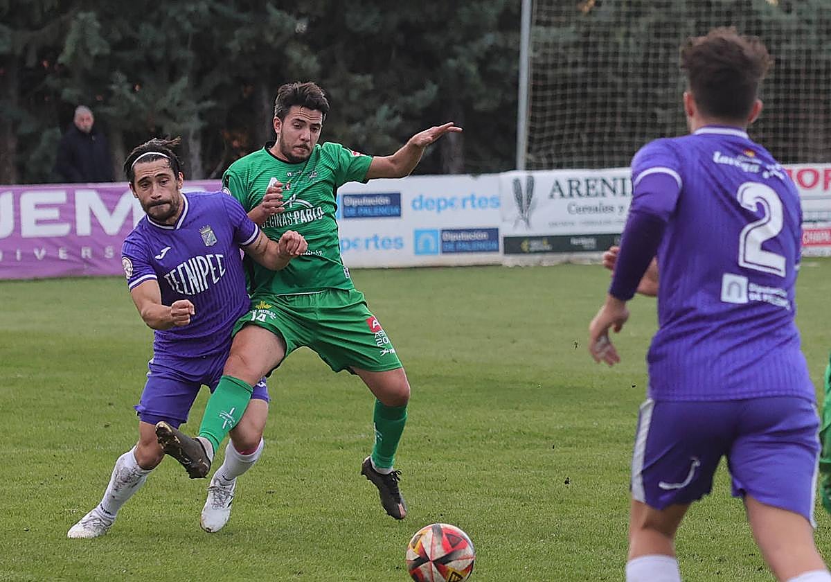 Riki pelea con un rival del Astorga por la posesión en la banda, este domingo en el Mariano Haro.