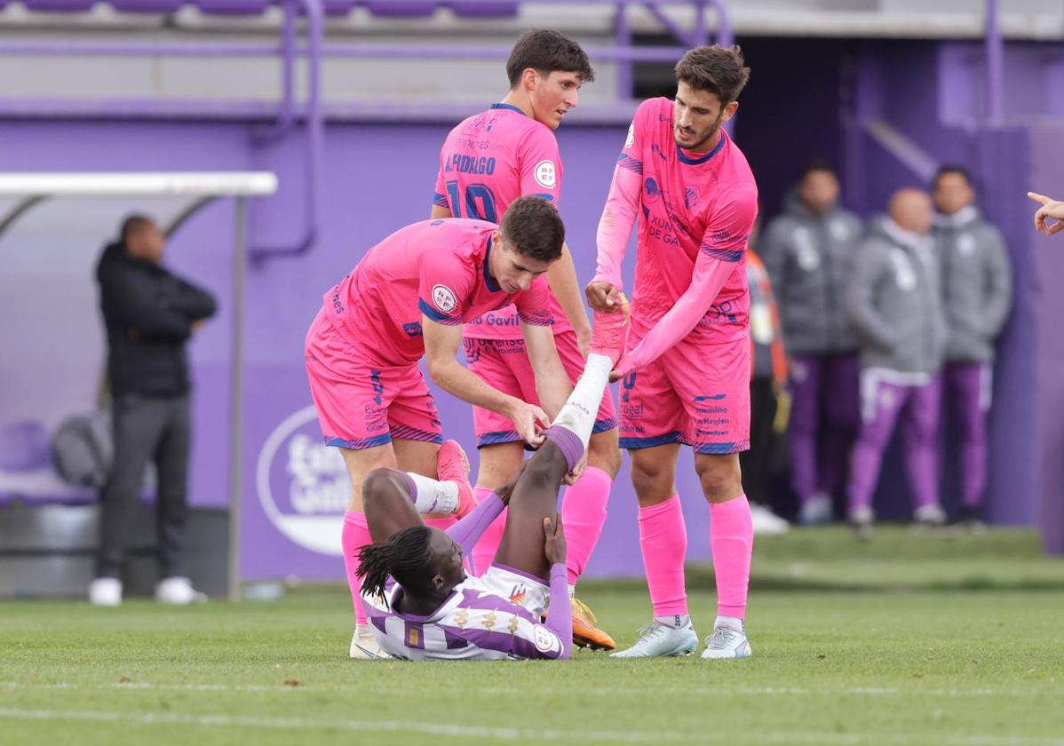 Frimpong, con calambres, es ayudado por jugadores del equipo contrario.