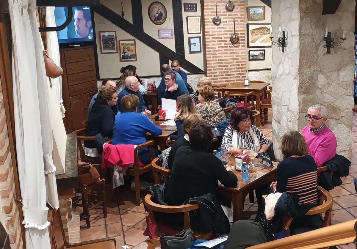 Público degustando una de las tapas en uno de los locales hosteleros participantes.