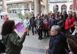 Un grupo de turistas de Mutxamel (Alicante), este pasado mes de octubre junto al Casino, se protegen de la lluvia y escuchan a la guía.