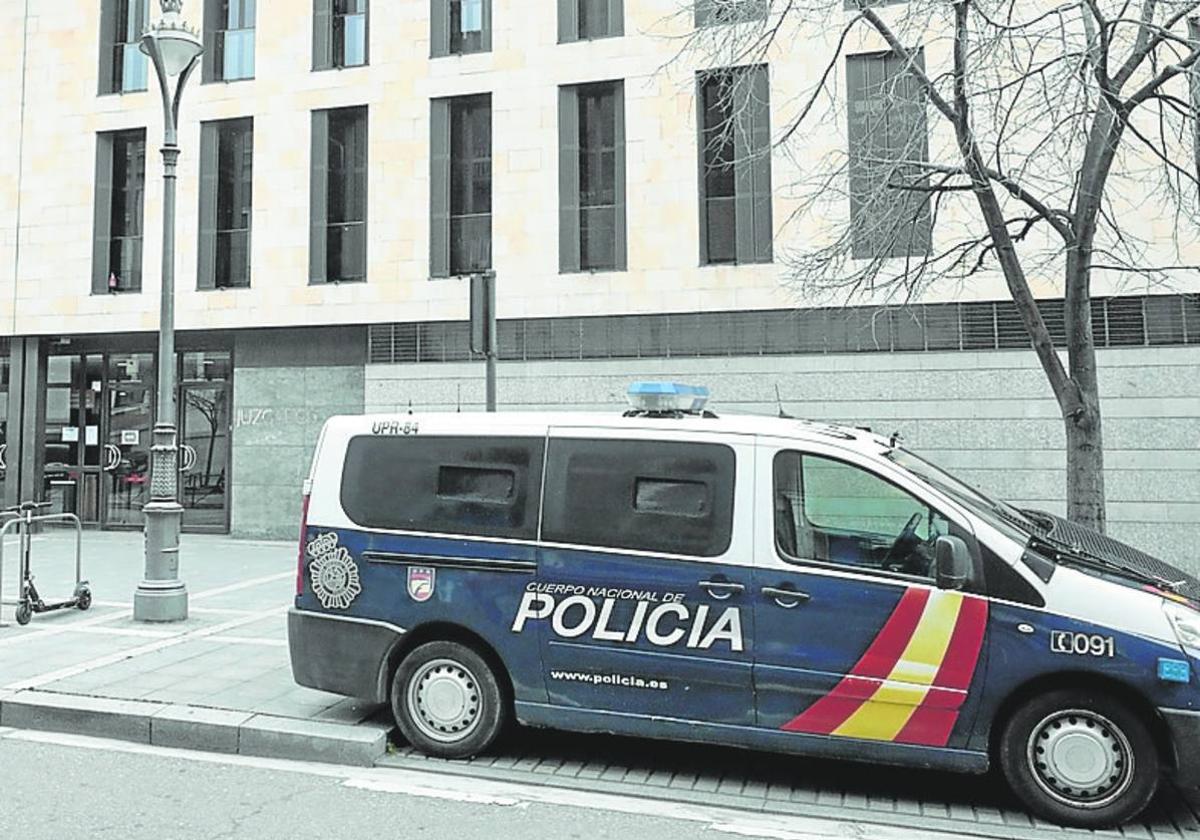 Coche de la Polcía Nacional frente a los juzgados.