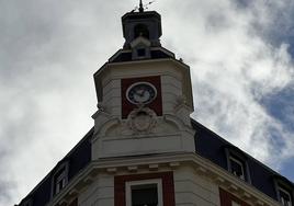 Reloj situado en el inmueble del número 12 de Plaza de España.