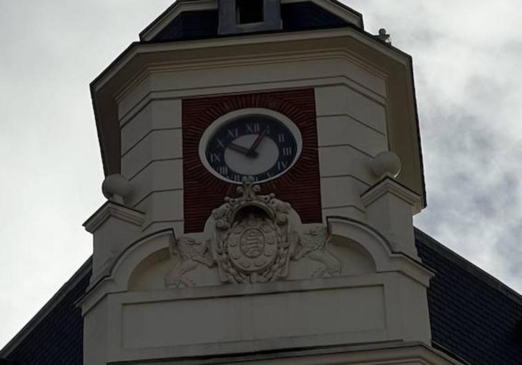 Reloj situado en el inmueble del número 12 de Plaza de España.