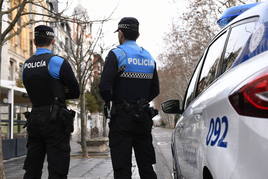 Dos agentes de la Policía Municipal, durante un servicio.