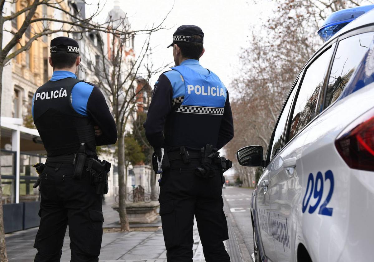 Dos agentes de la Policía Municipal, durante un servicio.