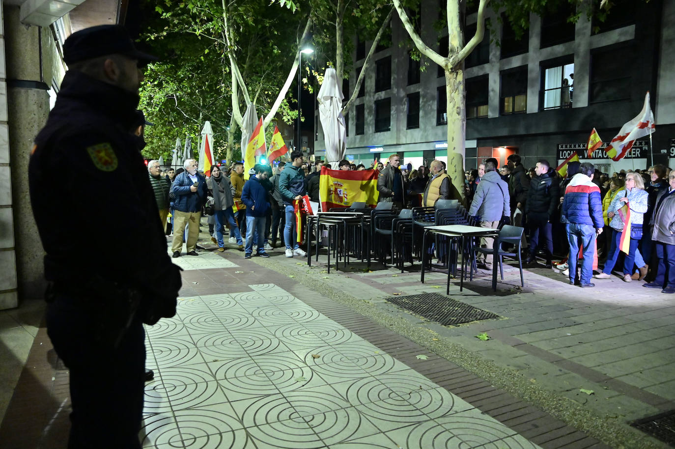 La protesta contra la amnistía frente a la sede del PSOE, en imágenes