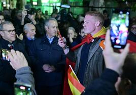 La protesta contra la amnistía frente a la sede del PSOE, en imágenes