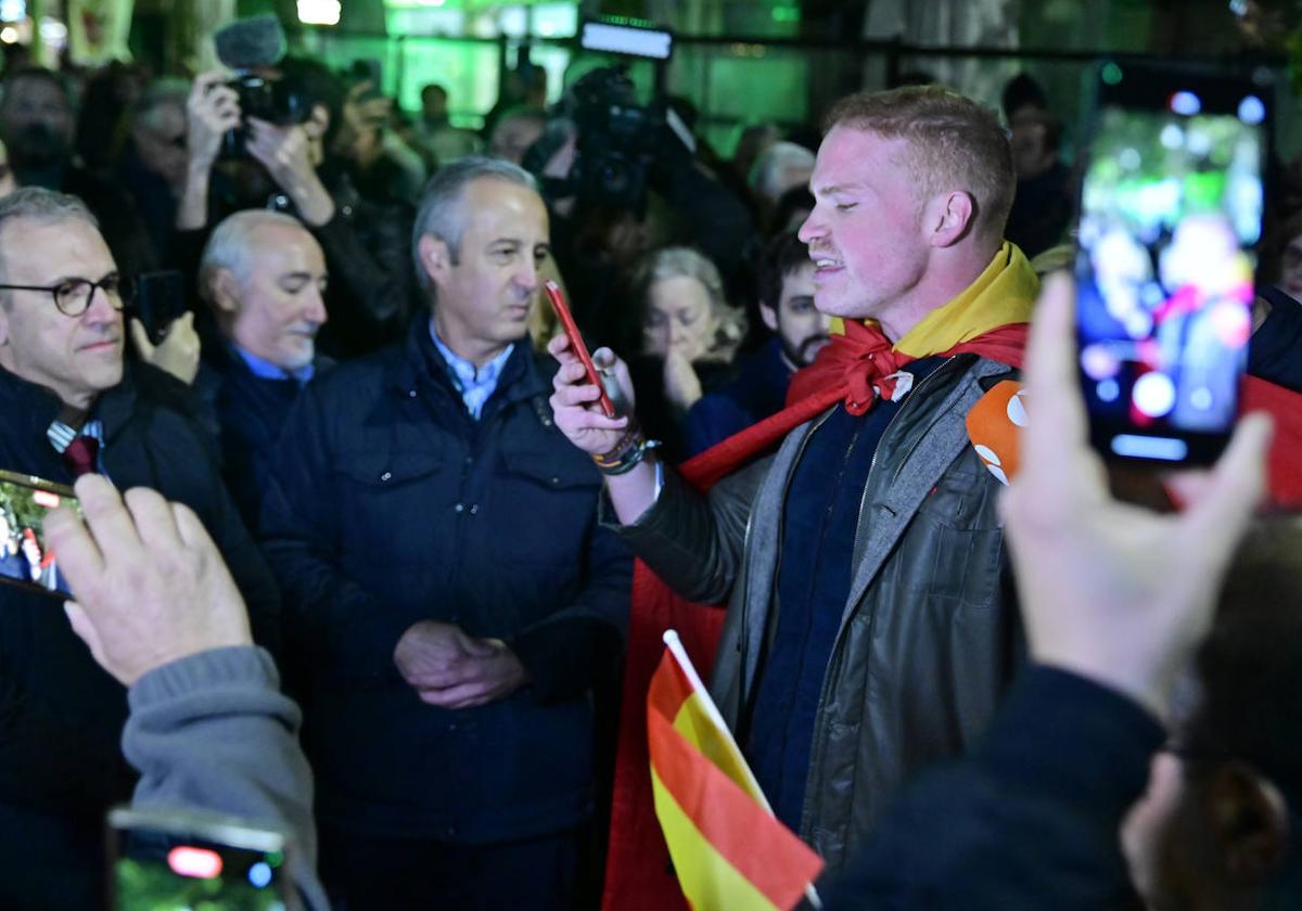 La protesta contra la amnistía frente a la sede del PSOE, en imágenes