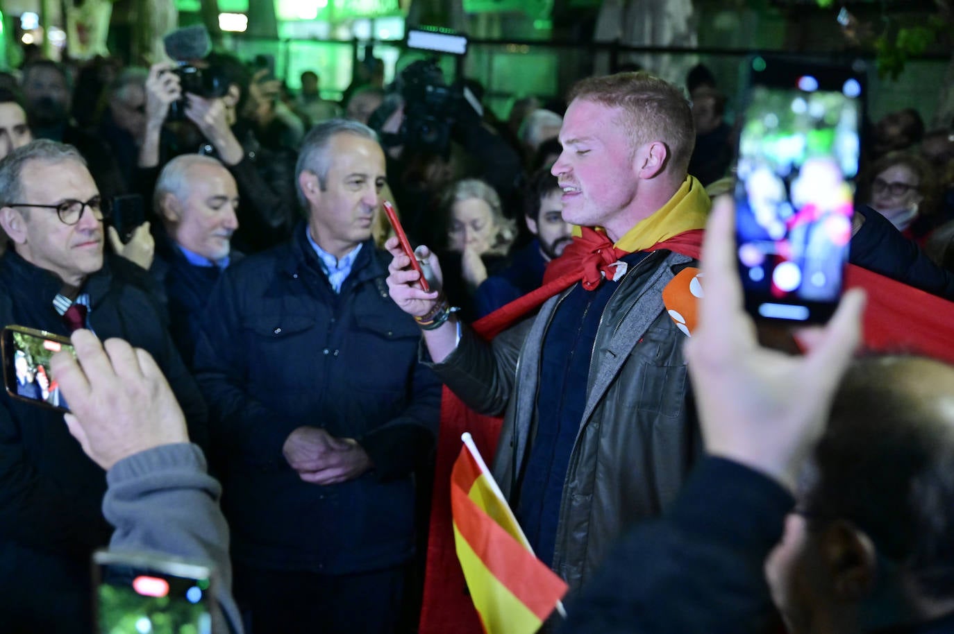 La protesta contra la amnistía frente a la sede del PSOE, en imágenes