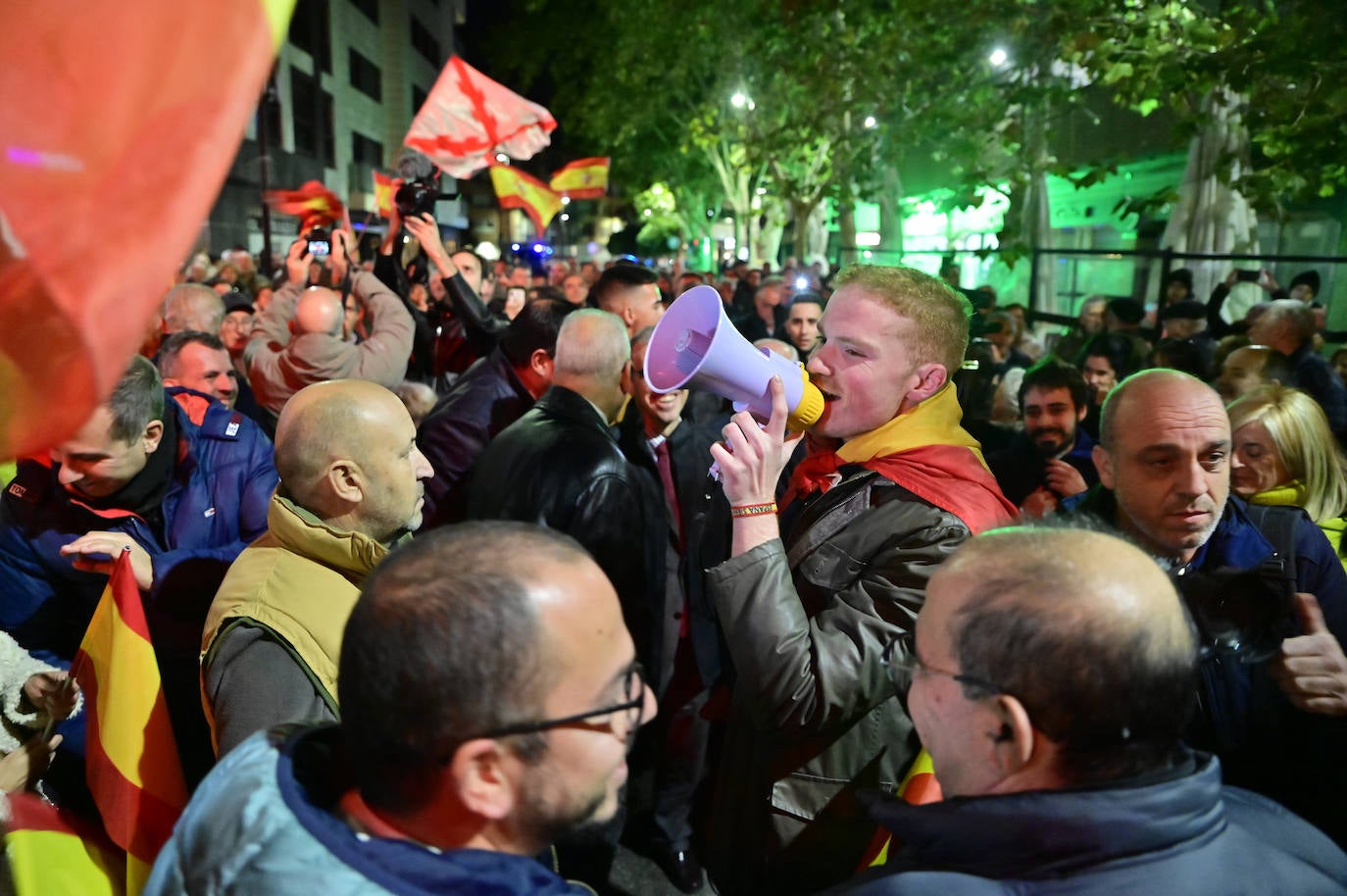 La protesta contra la amnistía frente a la sede del PSOE, en imágenes