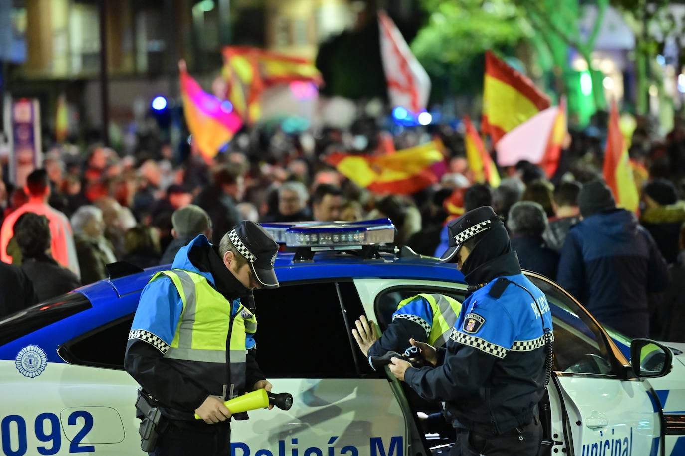La protesta contra la amnistía frente a la sede del PSOE, en imágenes