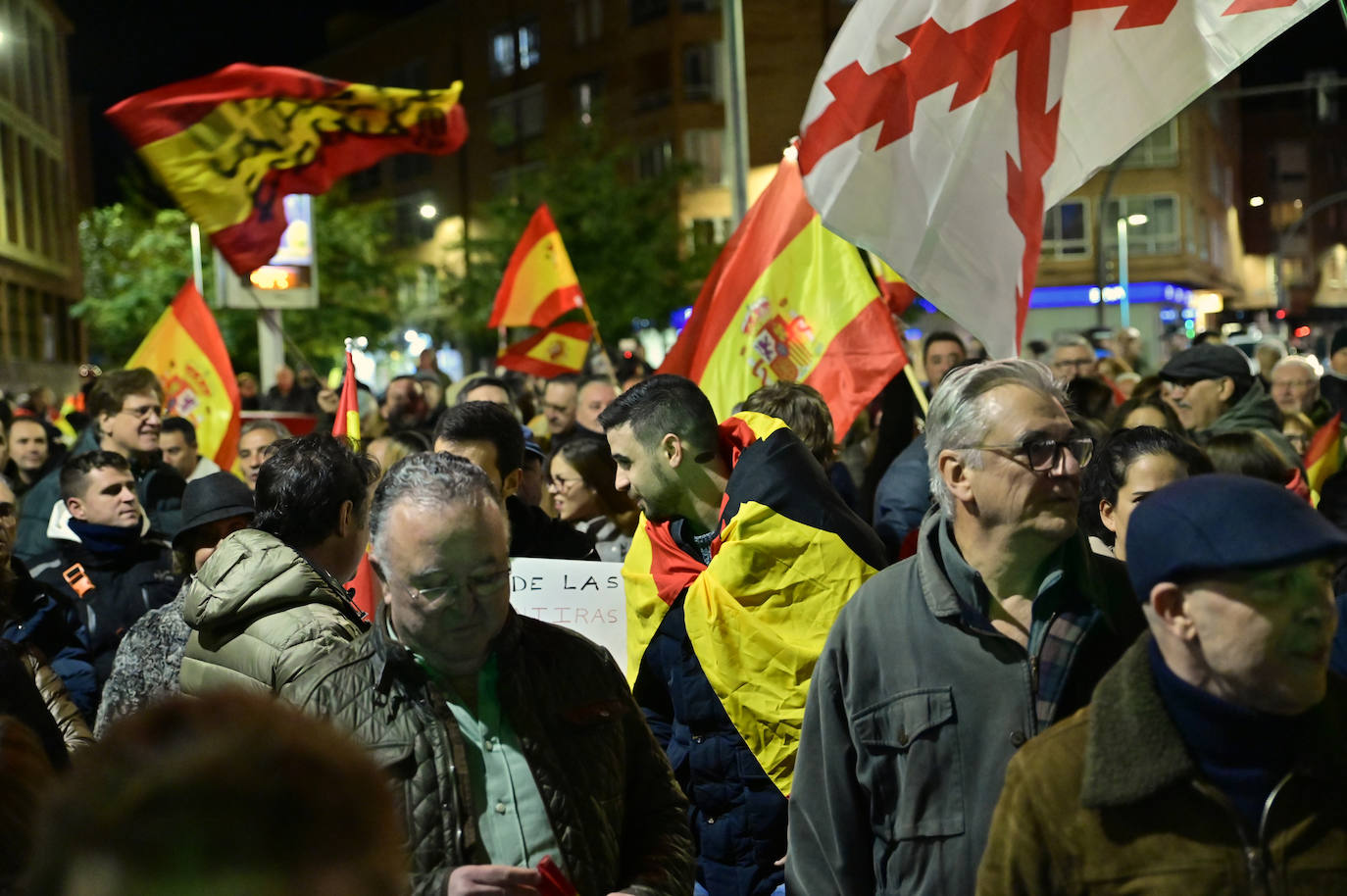 La protesta contra la amnistía frente a la sede del PSOE, en imágenes