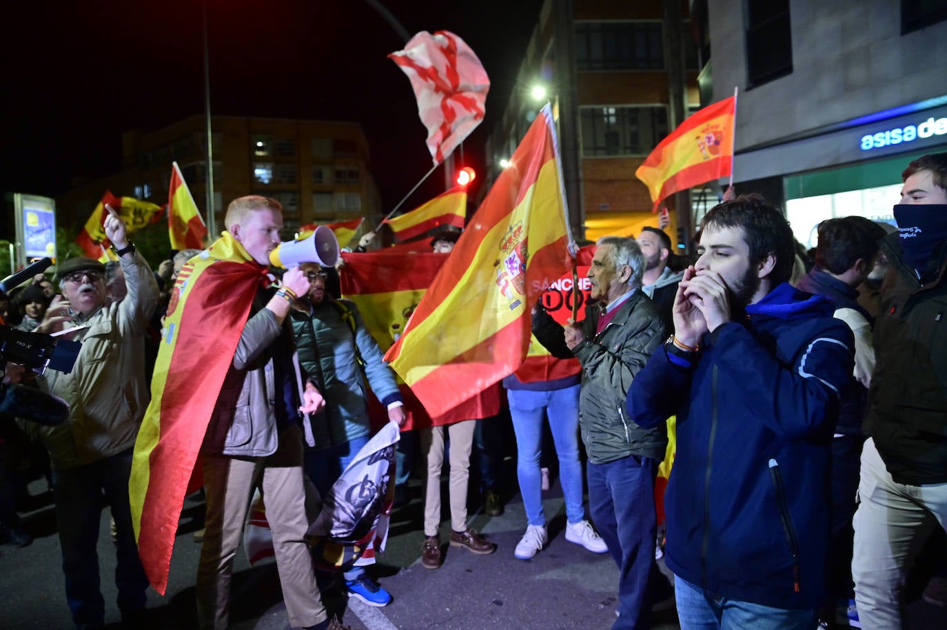 La protesta contra la amnistía frente a la sede del PSOE, en imágenes
