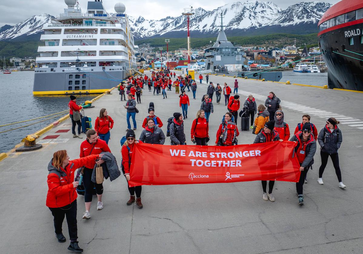 Las 188 expedicionarias, a su salida del puerto de Ushuaia, en Argentina.