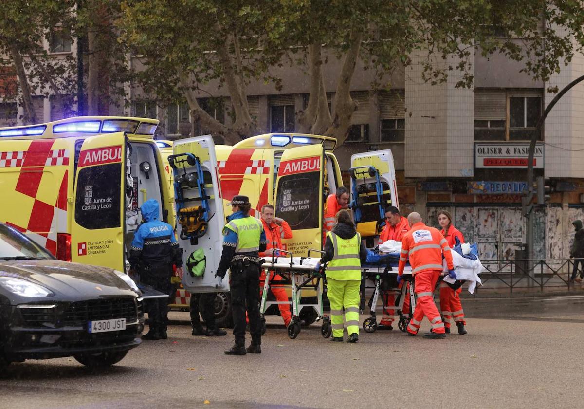 Los servicios sanitarios trasladan al herido, el pasado sábado.