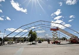 Imagen de archivo de la instalación de la carpa portátil para las casetas regionales de este año.