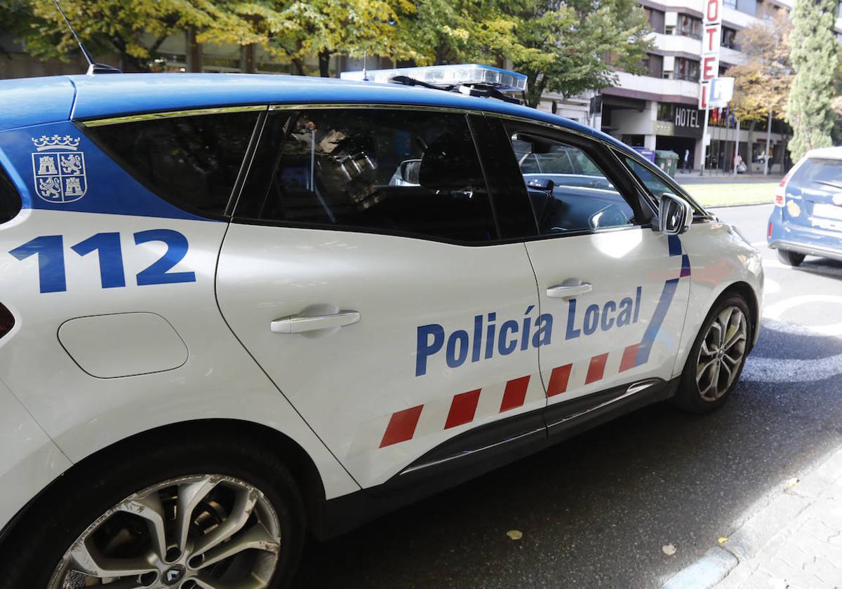 Los bomberos liberan a una mujer con la mano atascada en un buzón