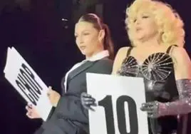 Madonna en el escenario con Úrsula Corberó.