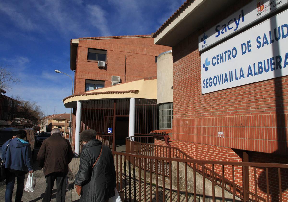 Varias personas, frente al ambulatorio en La Albuera.