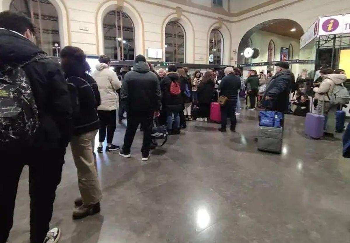 Pasajeros en la estación de tren de Valladolid, pasadas las diez de la noche de este domingo.