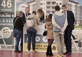 Varias personas se interesan por una promoción inmobiliaria en la feria FIVA del pasado octubre.