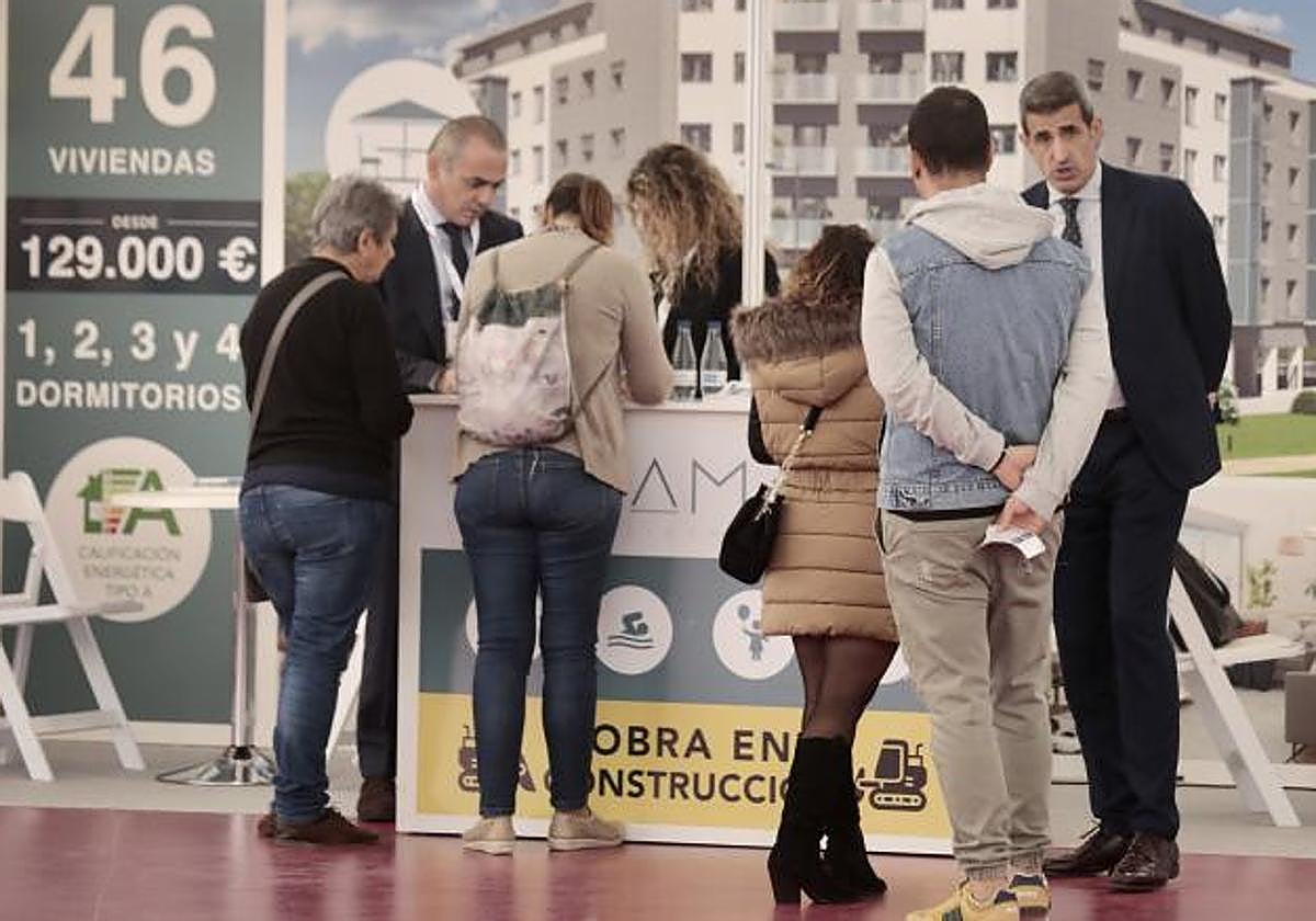 Varias personas se interesan por una promoción inmobiliaria en la feria FIVA del pasado octubre.