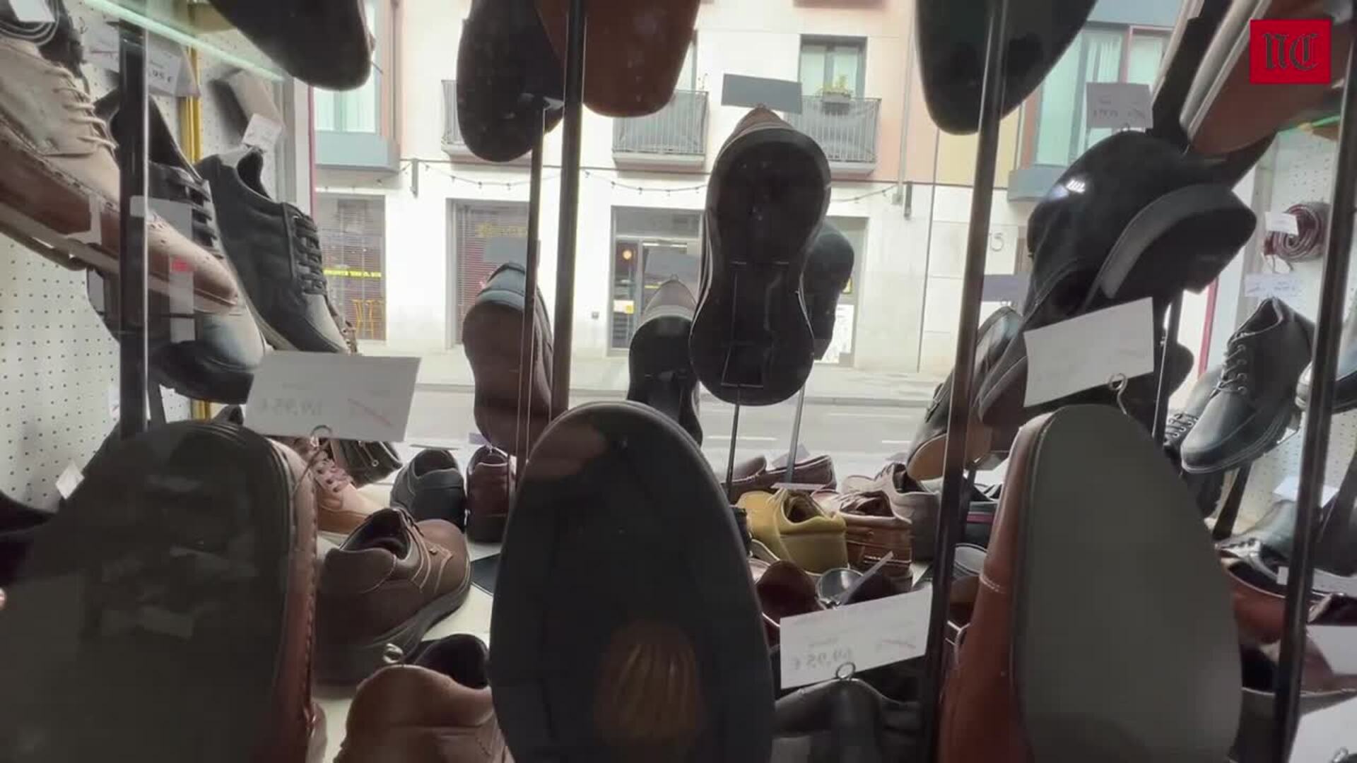 Comercios históricos de Valladolid: Calzados De la Torre, la tienda vallisoletana de la icónica fachada roja