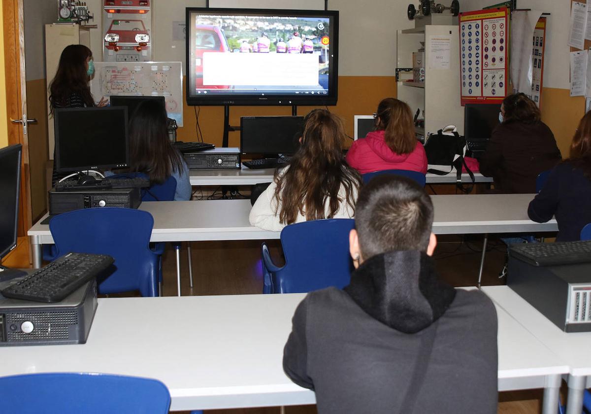 Una profesora imparte clases teóricas en la autoescuela.