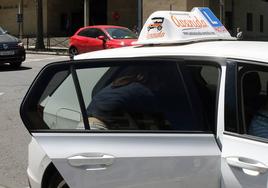 Coche de autoescuela en la capital segoviana.