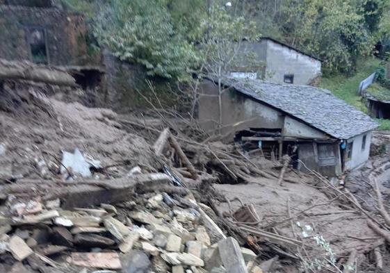 El deslizamiento de tierra causado por las lluvias destruyó seis viviendas en Lusio.