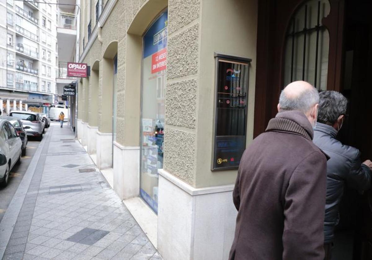 Acceso a las oficinas de Servicio Regional de Relaciones Laborales en la calle de Los Molinos.