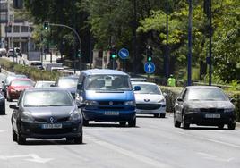 Coches circulando por el Paseo de Isabel la Católica de Valladolid.