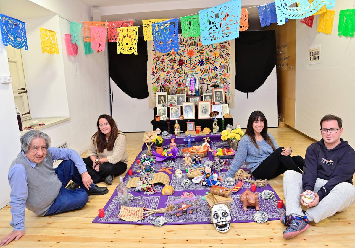 Eduardo, Mitzin, Alejandro y Liliana, durante la preparación de la ofrenda en la Casa de Zorrilla.