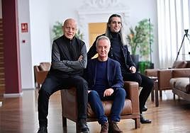 Yayo Cáceres, director de la obra, el actor Carlos Hipólito y Álvaro Tato, autor de la dramaturgia.