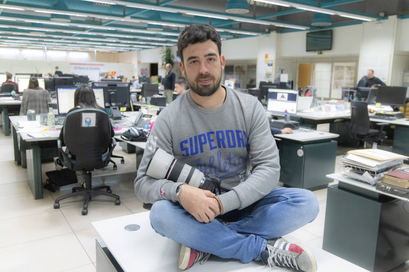 El fotógrafo Alberto Mingueza, en la redacción de El Norte de Castilla, después de recibir el premio Cossío.