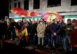 Concentración anoche frente a la sede del PSOE en Valladolid.