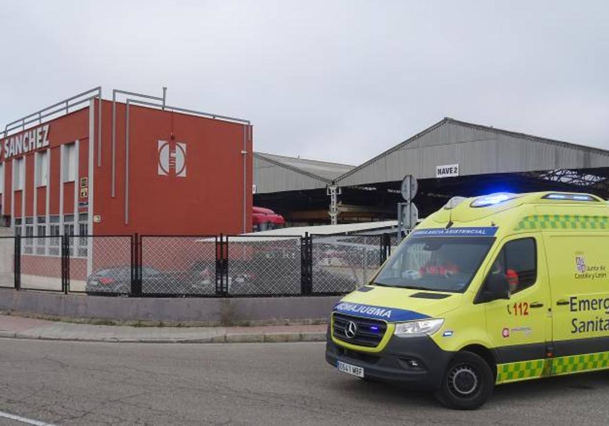 Una ambulancia acude a un accidente laboral en el polígono de Argales de Valladolideste enero.