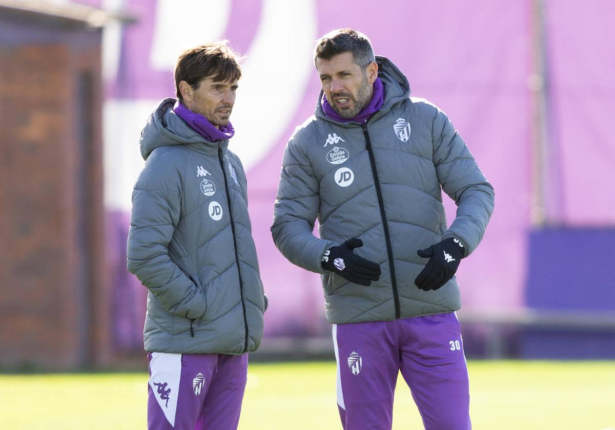 Álvaro Rubio y Paulo Pezzolano conversan durante el entrenamiento de este lunes en los Anexos.