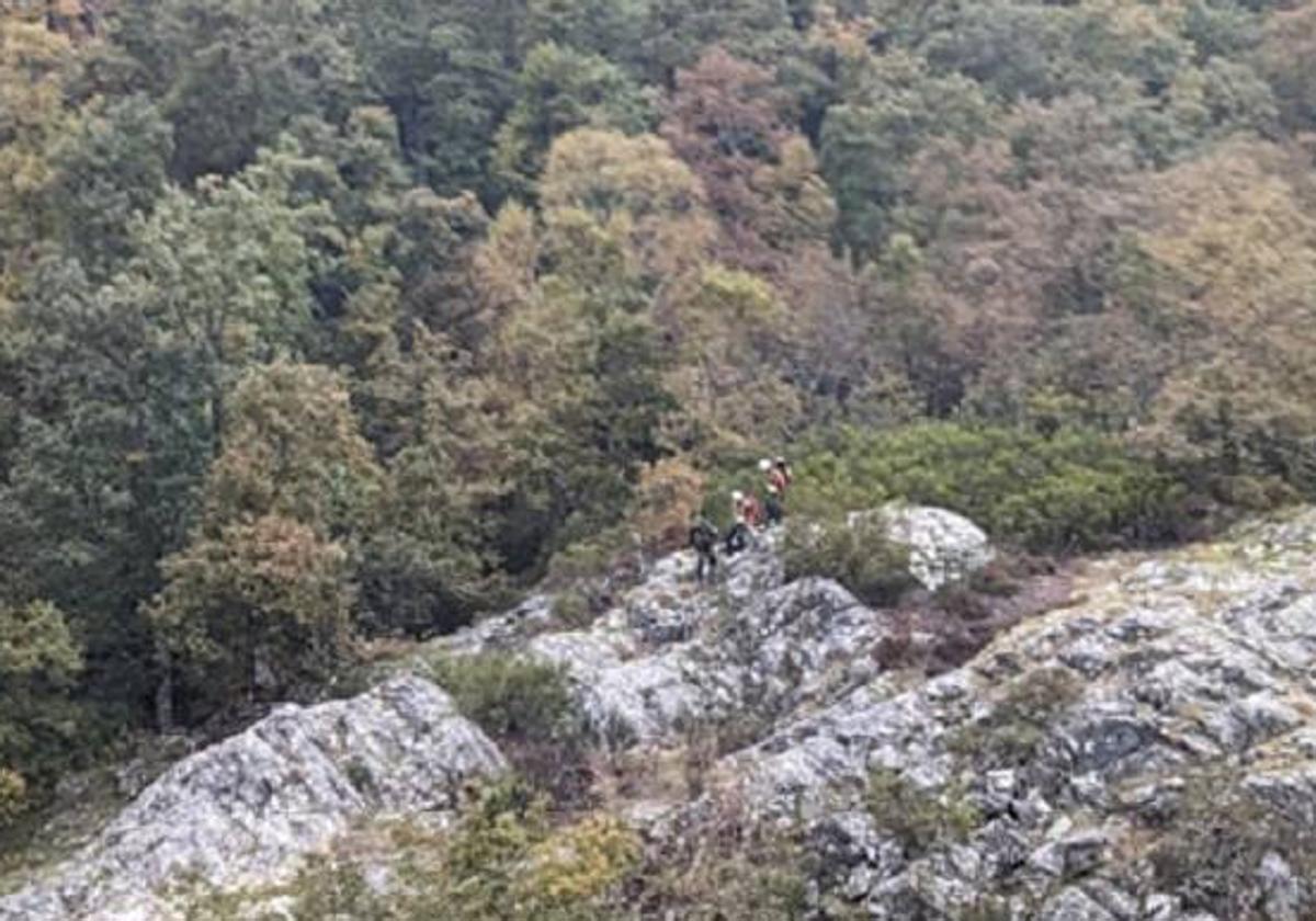 El equipo de rescate durante el traslado del herido.