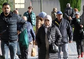Varias personas caminan por la ciudad de Segovia.