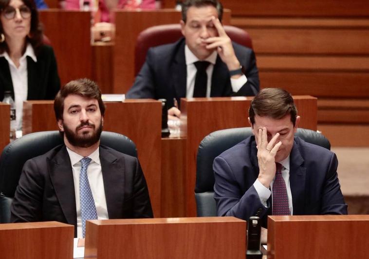 Fernández Mañueco y García-Gallardo, este miércoles, tras la acusación de procuradoras del PSOE sobre un triple gesto «obsceno» que les habría dirigido el vicepresidente en el pleno.