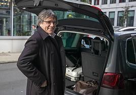 Reunión de Carles Puigdemont con los socialistas Santos Cerdán e Iratxe García, en el despacho que el expresidente catalán y ahora eurodiputado tiene en Bruselas.