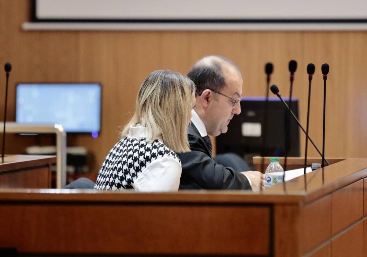 La acusada, junto a su letrado, escuchan a los forenses en la última sesión del juicio.