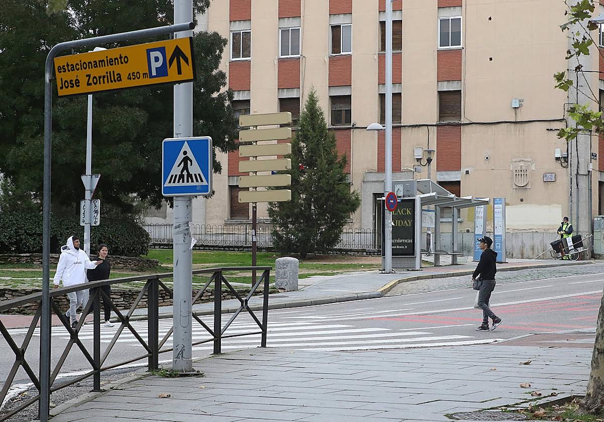 Paso de peatones de la avenida Padre Claret, frente a la glorieta de Dionisio Duque.