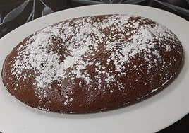 Bizcocho de chocolate con azúcar glas por encima listo para su consumo.