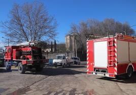 Varios vehículos en el actual parque de bomberos voluntarios de Cuéllar.