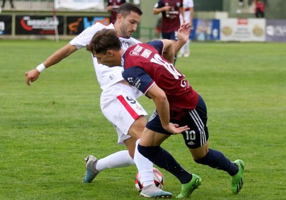 Dani Plomer intenta un regate ante un rival.