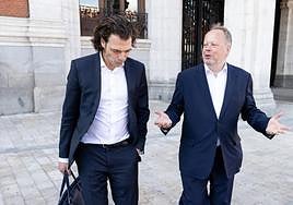 Andy Palmer, consejero delegado de InoBat, y Marian Bocek, presidente de la empresa, salen del Ayuntamiento de Valladolid tras la reunión que mantuvieron con Óscar Puente en mayo.